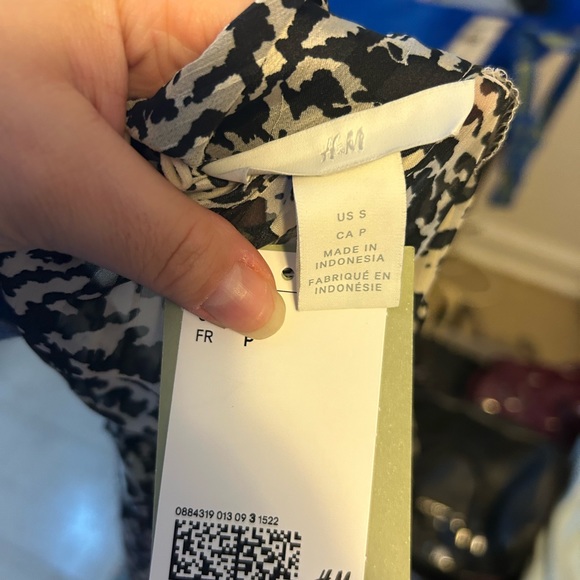 NWT H&M ABSTRACT PUFF SLEEVE BLOUSE - Picture 3 of 4